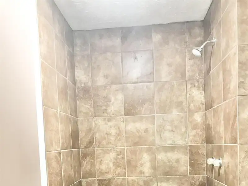 15-bedroom Building with 6.5 Baths Near Huntingdon and Jackson, Potential for Re-zoning