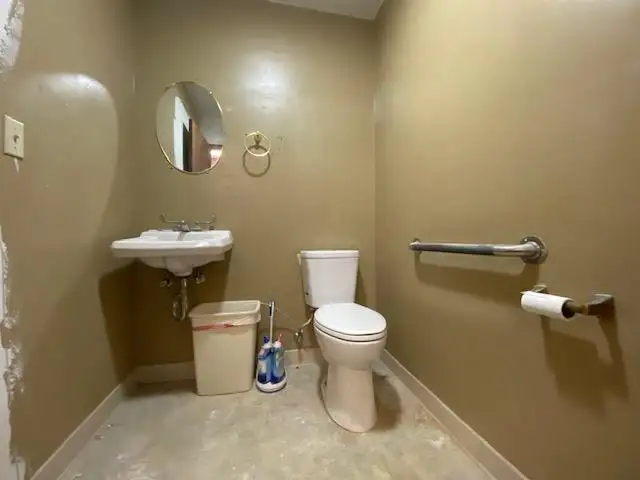 Commercial Office Space with High Traffic Exposure in Prime Location