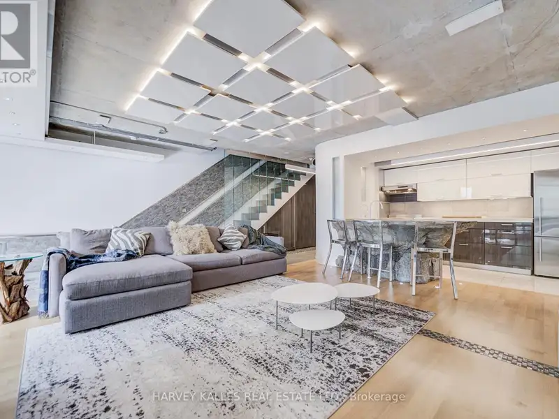 Executive Urban Townhome in King West with Private Entrance and Premium Amenities