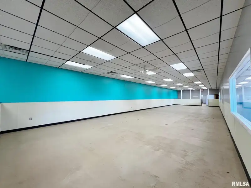 Standalone Commercial Building in Peoria's Metro Centre - High Traffic and Visibility