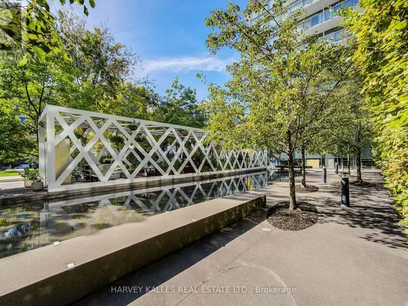 Executive Urban Townhome in King West with Private Entrance and Premium Amenities
