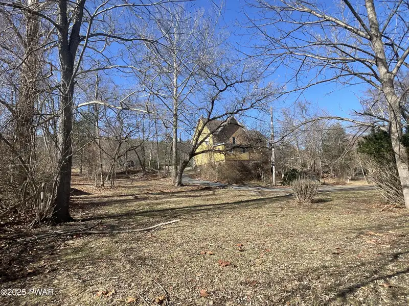 Versatile 948 Sq Ft Commercial Space for Lease in Lackawaxen with River Access