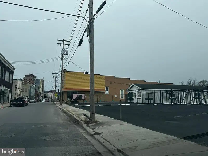 Single-story Commercial Building with Parking and Fenced Lot in Prime Location