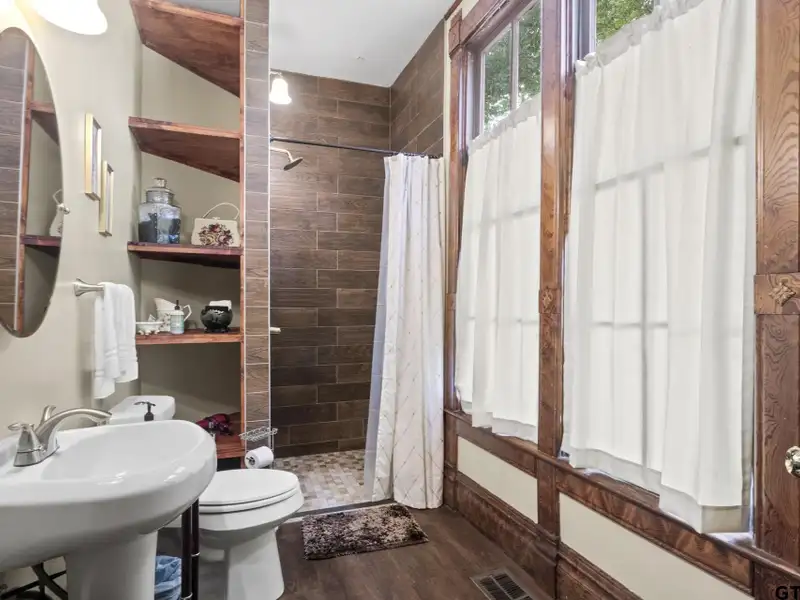 Historic Downtown Pittsburg Bed and Breakfast with 6 Ensuites and Unique Train Car Suite