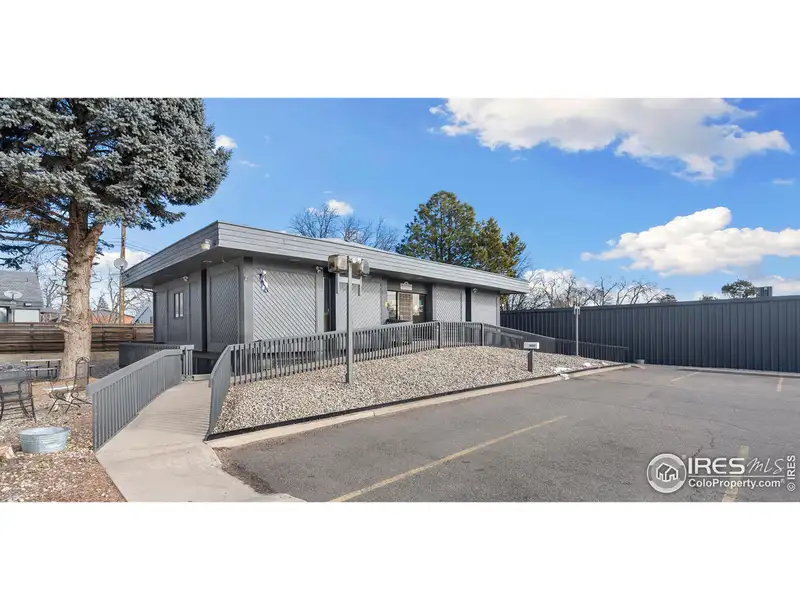Free Standing Building for Sale with Parking and High Exposure on Eisenhower Blvd