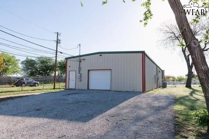 Commercial Building with Office and Warehouse Space in Prime Location