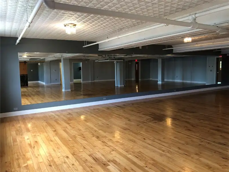 Spacious Open Studio in Historic Smulekoff’s Building - Ideal for Mindful Practices