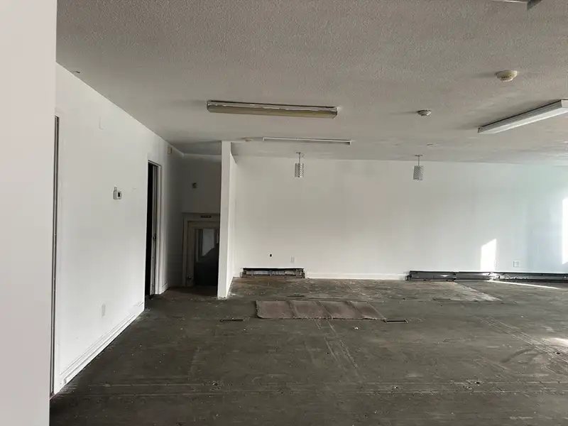 Versatile 907 Sq Ft Commercial Space in High-traffic Area, Former Tanning Salon