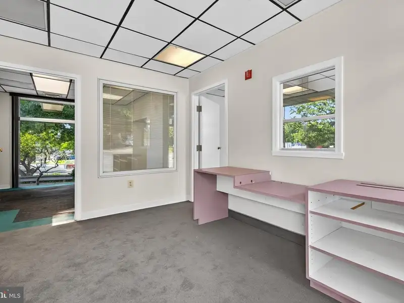Versatile Commercial Property in Northwood Park, Ideal for Offices, Retail, or Light Industrial