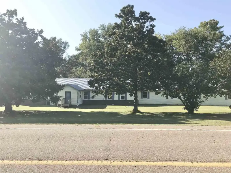 15-bedroom Building with 6.5 Baths Near Huntingdon and Jackson, Potential for Re-zoning