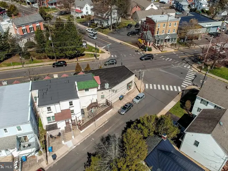 Multi-unit Building with Commercial Space and Two Residential Apartments in Established Location