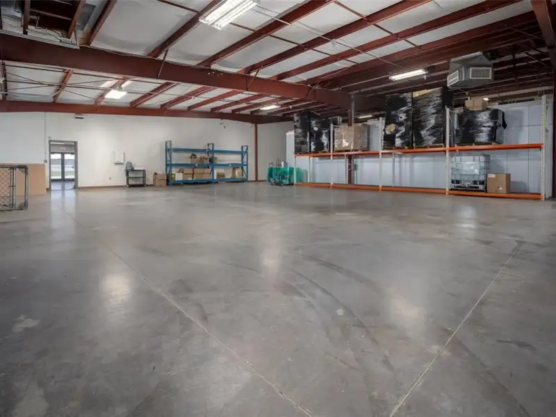 17,000 Sq Ft Versatile Industrial Facility on 402 Acres Near Oklahoma City