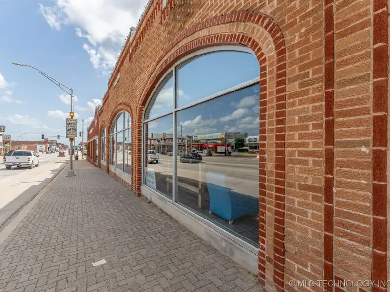 Historic Multi-use Building on Main Street, Bristol - Route 66 Landmark with Renovations