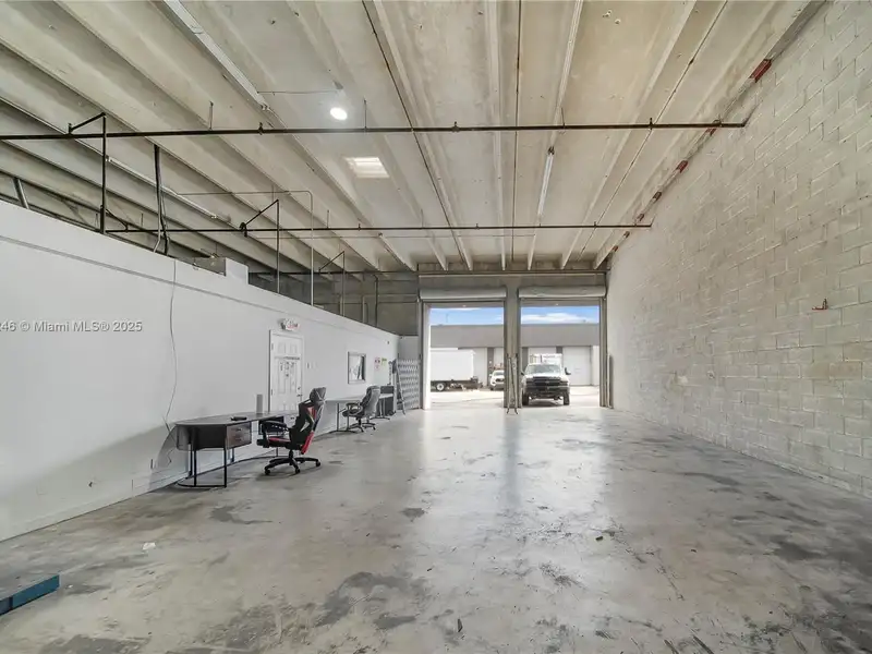 Commercial Property in Doral - Prime Location Near Miami International Airport and Amenities