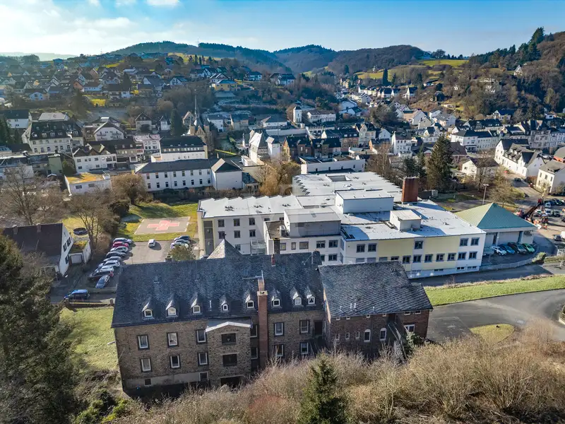 Spacious Commercial Property with Multiple Buildings on 26,913 M² in Prime Location