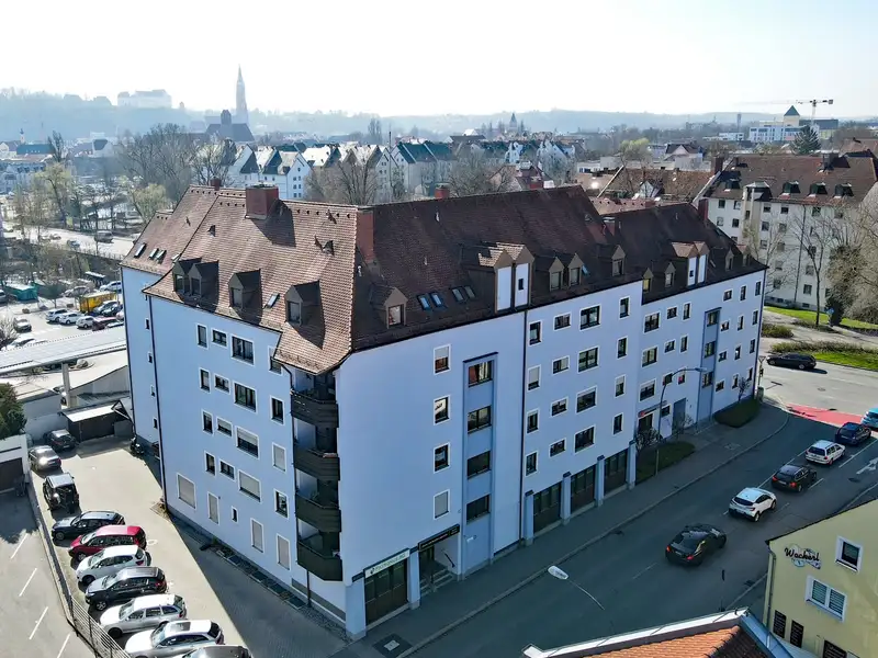 Versatile 350 M² Commercial Unit in Central Landshut with Parking and Garden