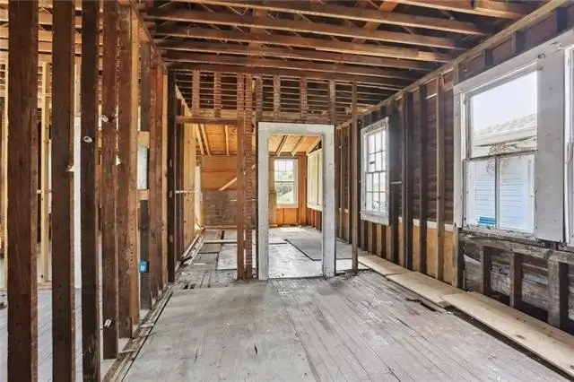 Versatile Commercial Property Near Downtown – 7,000 Sq Ft with Multiple Utilities and Parking