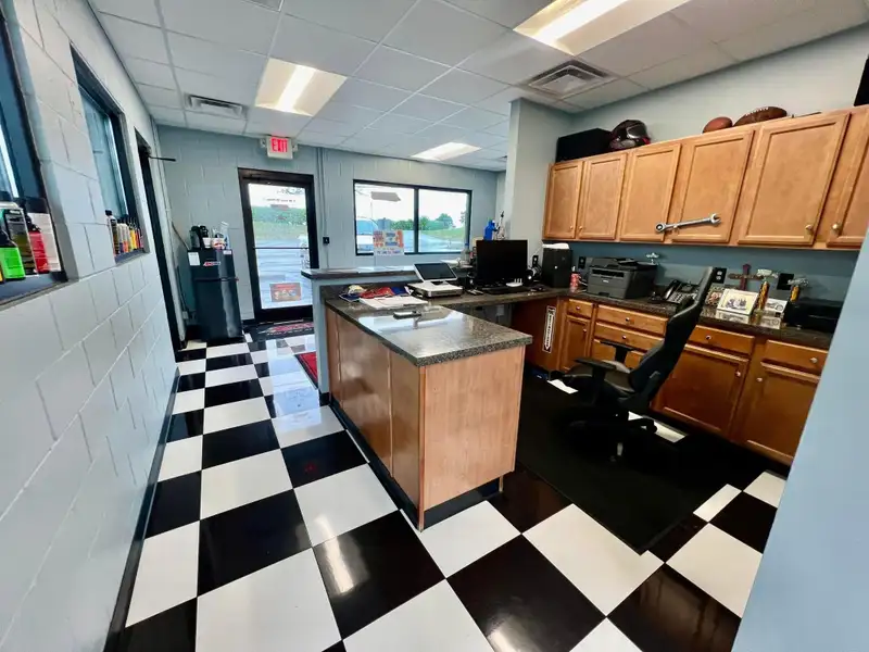 High-traffic B-3 Zoned Commercial Property on Lexington Rd. with Automotive Facility