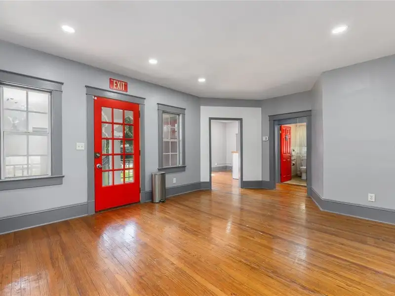 Distinctive Commercial Property in Historic Uptown Mount Dora with Flexible Layout