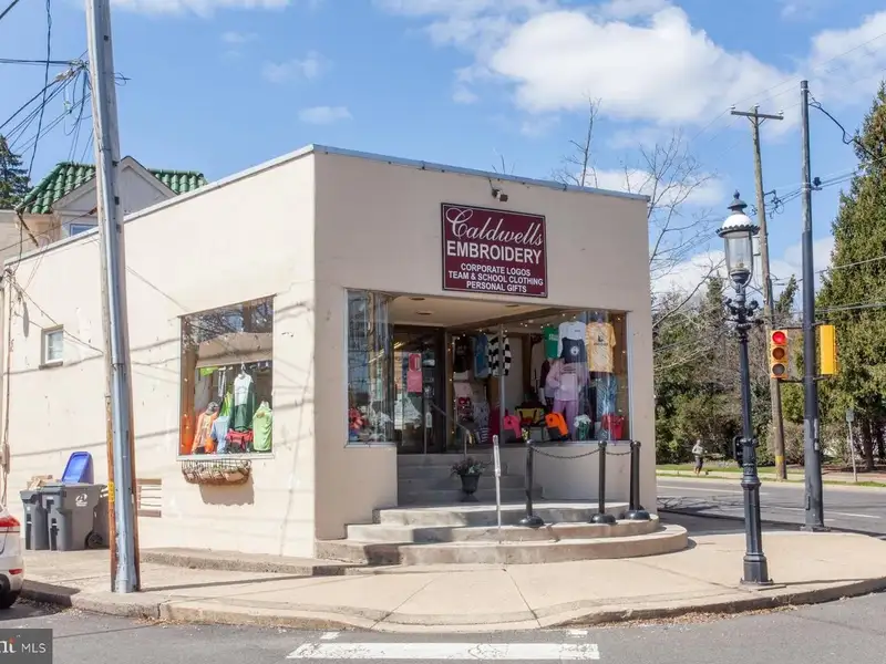 Multi-unit Building with Commercial Space and Two Residential Apartments in Established Location
