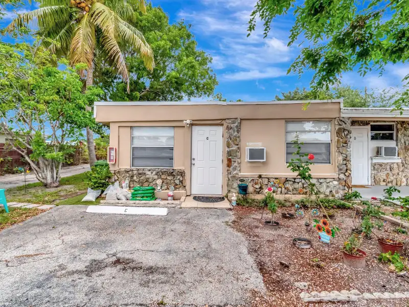 Well-maintained 6-unit Multifamily Property in South Florida with Value-add Potential