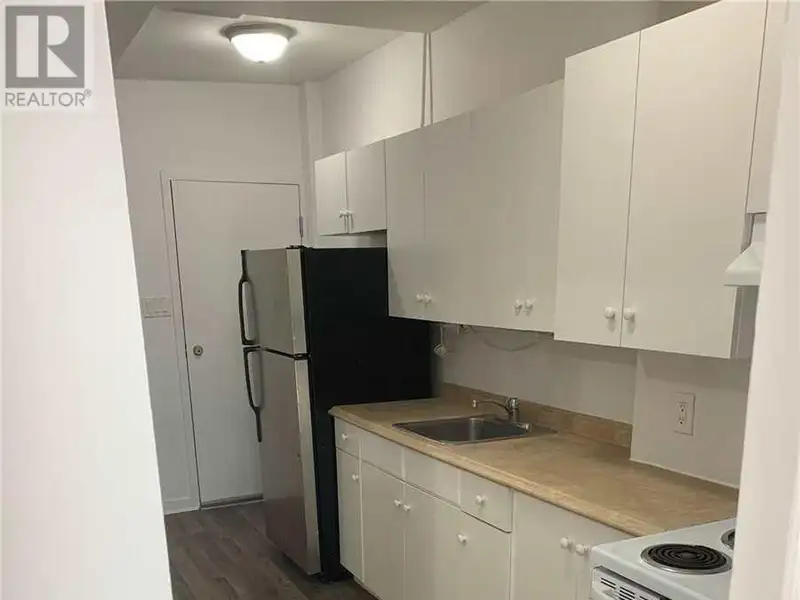 Spacious 2-bedroom Apartment with Rooftop Access in Prime St. Clair Location