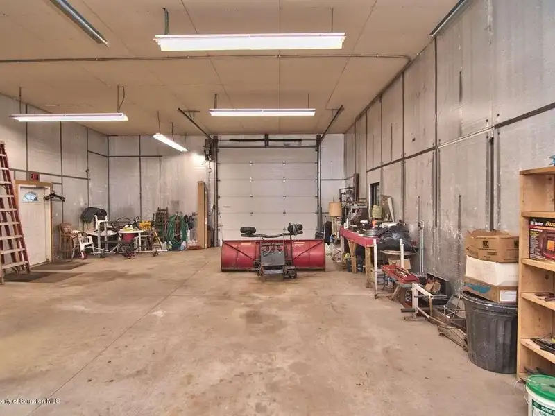 Commercial Garage with Office Near Moscow Train Station, 1200 Sf, Ample Parking