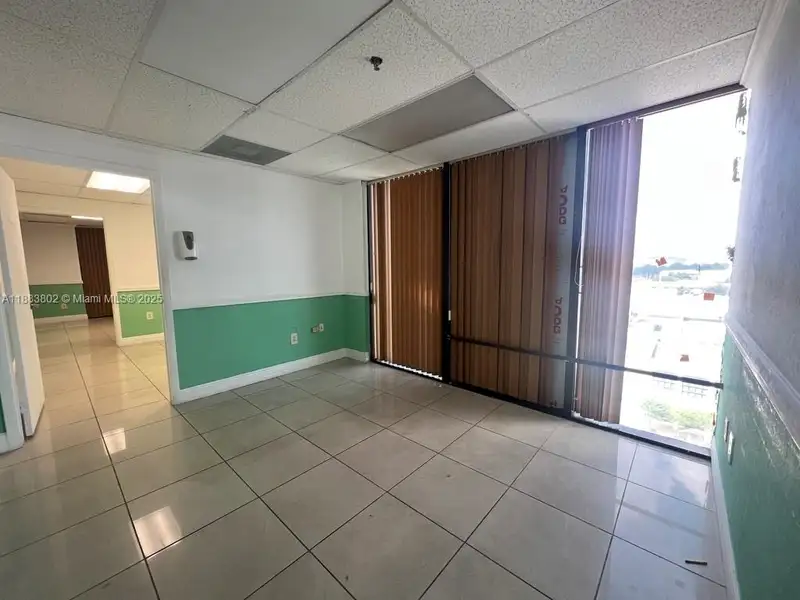 Spacious Corner Medical Office Unit in Central Hialeah – 2,552 Sq Ft