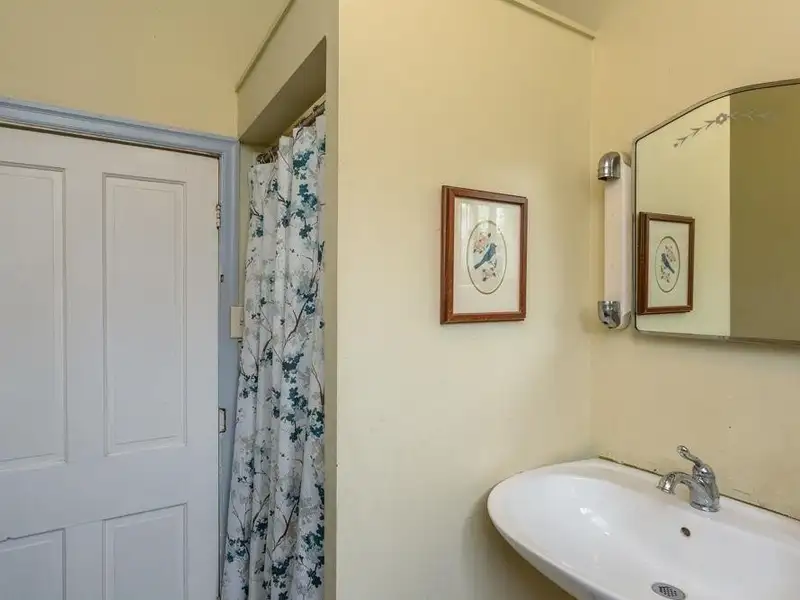 Victorian Office Space with Ada Compliance in Quaint Broadway, Ideal for Airbnb Potential