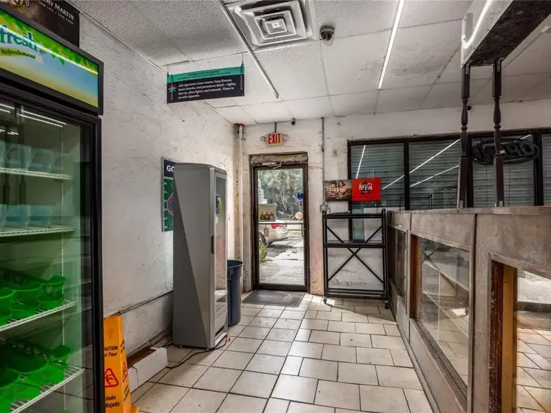 Versatile Commercial Building for Retail or Service Use in High-traffic Location