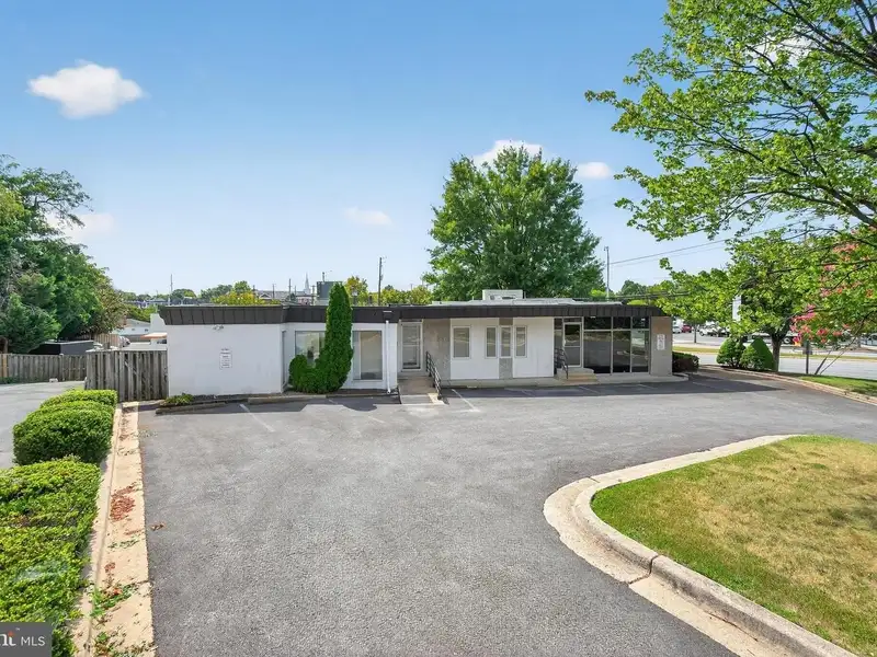 Versatile Commercial Property in Northwood Park, Ideal for Offices, Retail, or Light Industrial