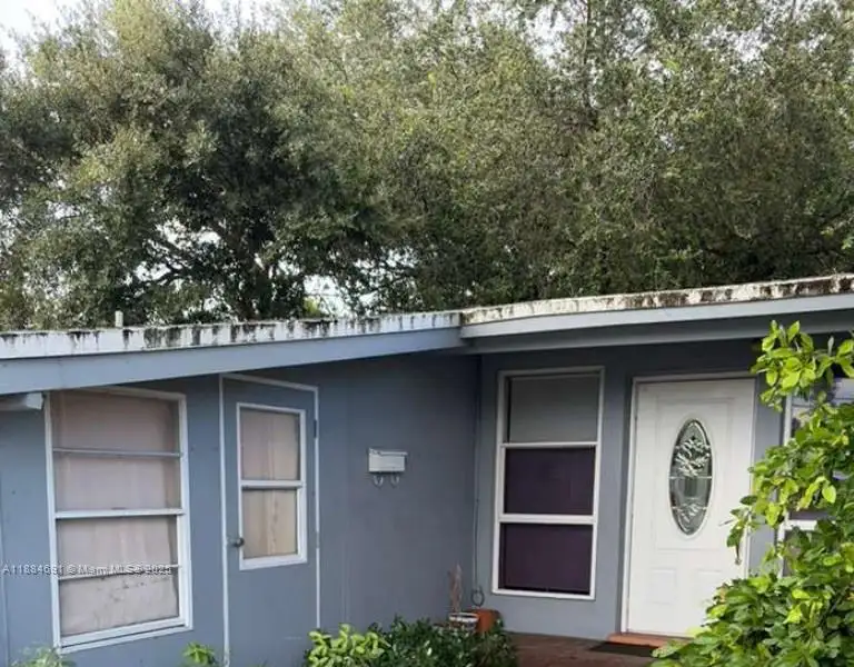 Commercial Office Space in High-traffic Hollywood Location with Parking and Multiple Uses