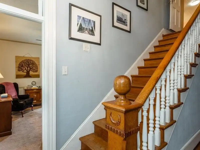 Victorian Office Space with Ada Compliance in Quaint Broadway, Ideal for Airbnb Potential