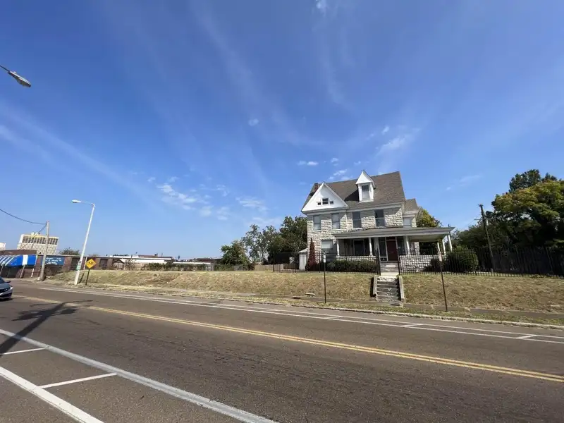 Office Building with Development Potential in Medical Center/midtown Area on 0.71 Acres