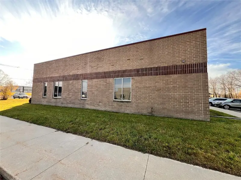 15,740 Sf Office Property with Updated Façade and Roof Near Council St. and Blairs Ferry