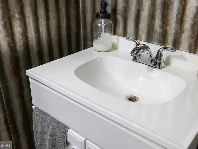 Historic Mcmechan Inn: 13-bedroom Home and Commercial Space in Moorefield, Wv