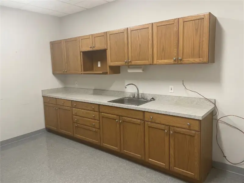 Well-maintained Office Building in Hiawatha Office Park with Ample Parking and Signage
