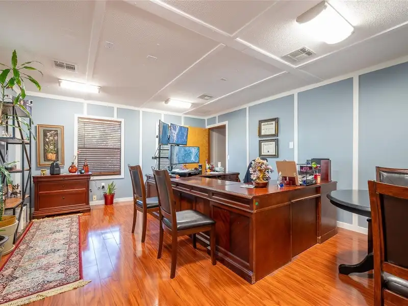 Professional Office Space for Lease in High-traffic Orlando Corridor with Ample Parking