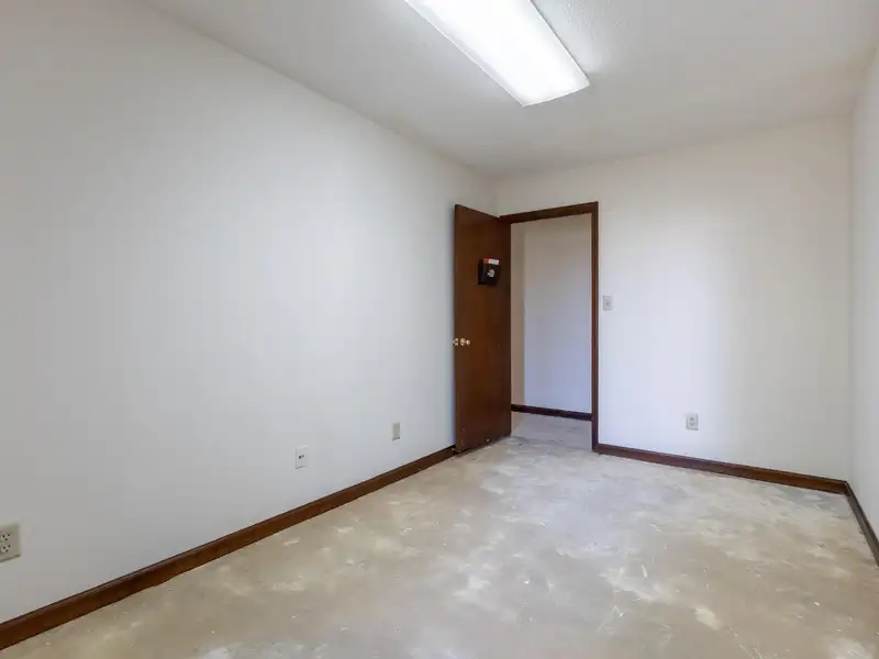 3,600 Sq Ft Commercial/industrial Unit for Lease with Offices and Large Work Area