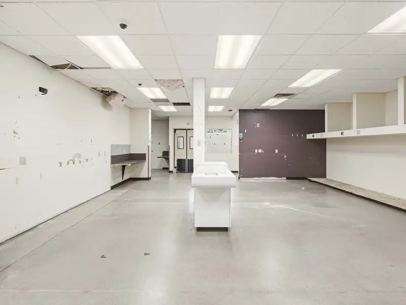 Multi-tenant Retail/office Space for Lease in Highland, in with Flexible Layout Options