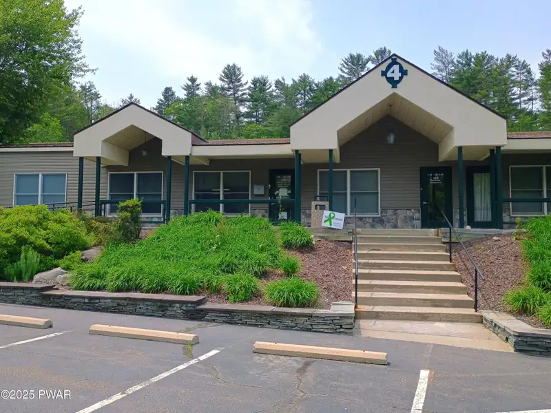 Office Space in Prime Park Location Near I-84 with Reception and Parking