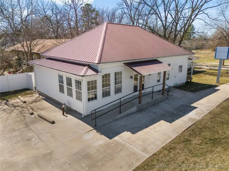 Commercial Office Space with Storage and Tenant in Growing Sapulpa, Oklahoma