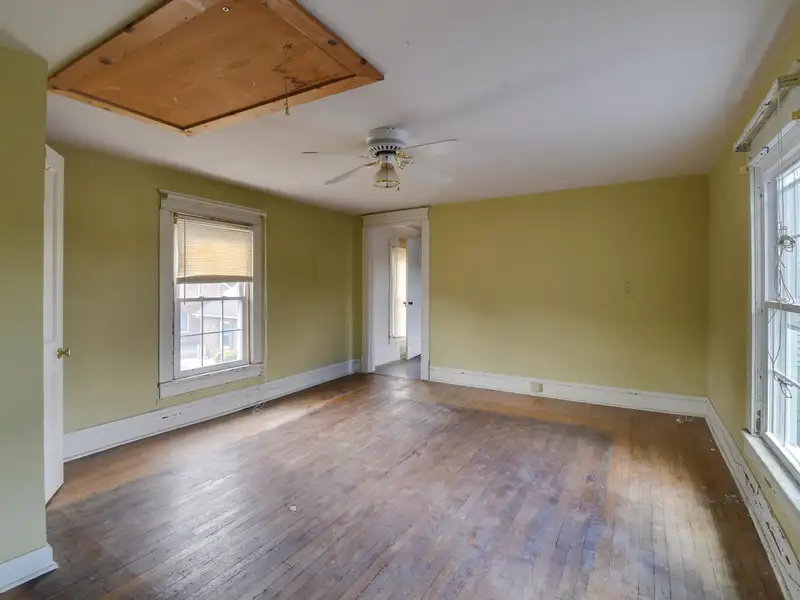 Versatile 6,724 Sqft Residential-commercial Property in Prime Location with Multiple Income Potential