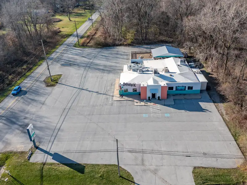 Renovated Commercial Building with Land for Sale in Central Location, Ideal for Restaurant