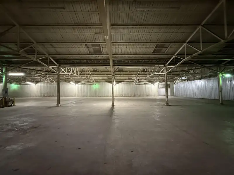 Versatile 150,000 Sq. Ft. Warehouse with Dock Access and Greenhouses in London, Ky