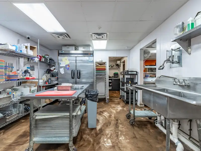 Renovated Commercial Building with Land for Sale in Central Location, Ideal for Restaurant