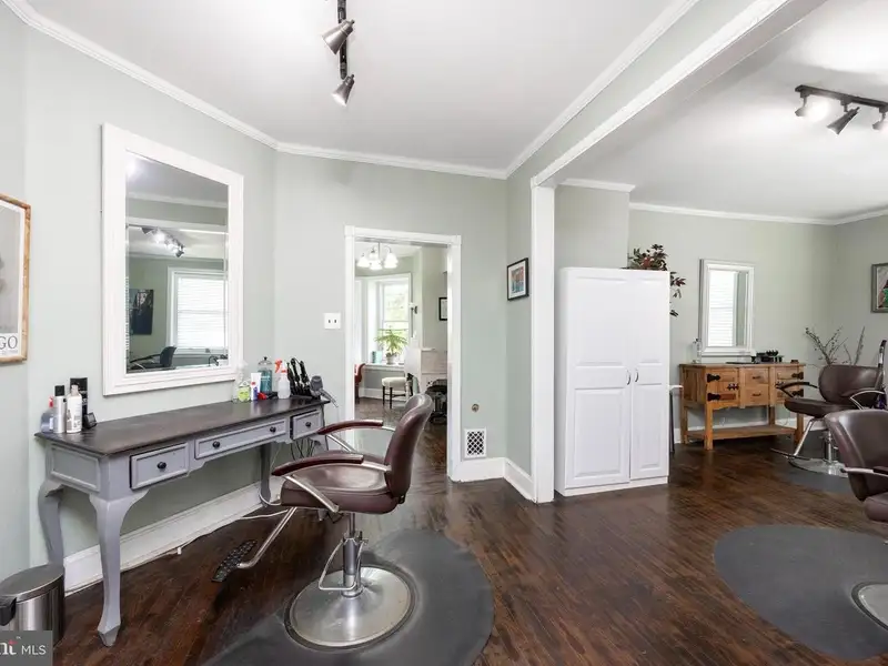 Mixed-use Property in Wayne, Pa: Salon with 1-bedroom Apartment Above