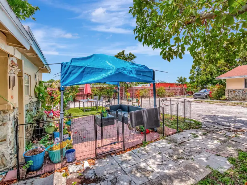 Well-maintained 6-unit Multifamily Property in South Florida with Value-add Potential