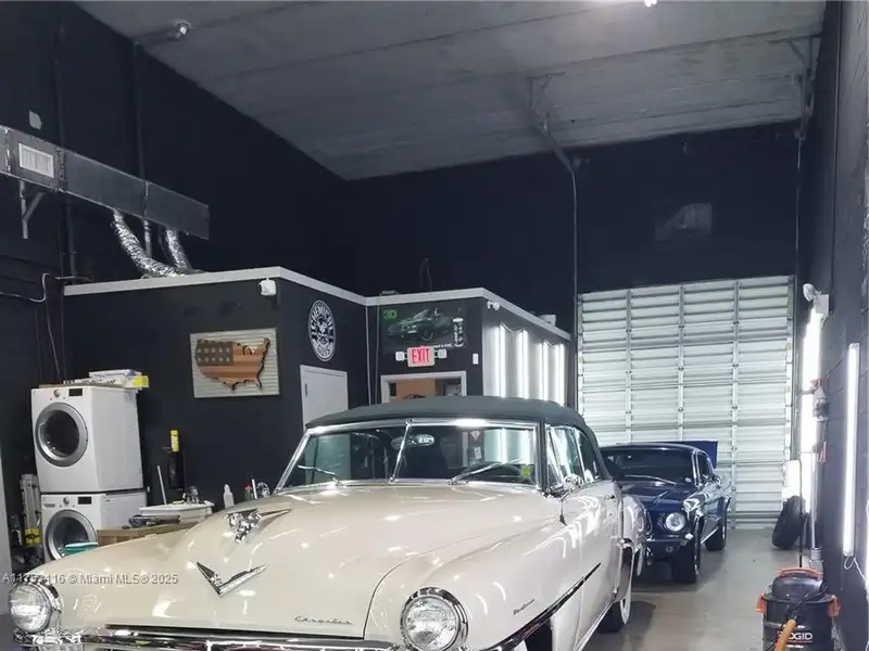 Established Auto Detailing Business with Expansion Potential in High Traffic Location