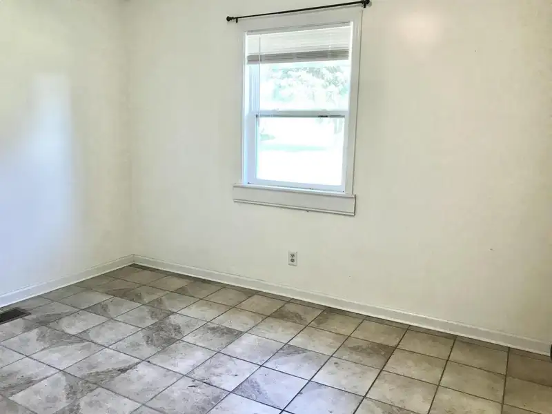 15-bedroom Building with 6.5 Baths Near Huntingdon and Jackson, Potential for Re-zoning